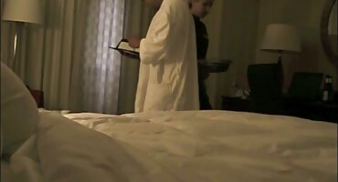 ഹോട്ടലിലെ കറുത്ത മനുഷ്യൻ പക്വതയാർന്ന ബ്ലൊഗ്