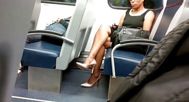 ഒരു പക്വതയുള്ള പുഞ്ചിരിയോടെ യുവാവ് നക്കി നക്കി