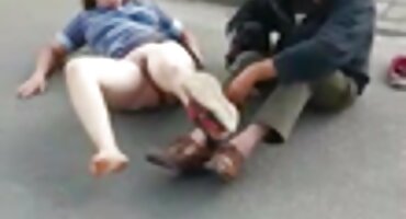 ഒരു സുന്ദരിയായ പെൺകുട്ടിയുടെ കഴുത്തിൽ നിൽക്കുന്ന മനുഷ്യൻ