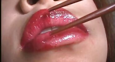 മാൻ എല്ലാ ദ്വാരങ്ങളിലും രണ്ട് റഷ്യൻ സ്ലട്ടുകൾ നശിപ്പിച്ചു