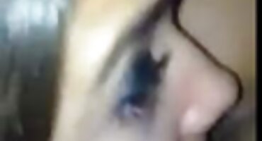 തന്റെ കൊഴുത്ത കോഴി ഒരു പെൺകുട്ടിയെ വളർത്തുന്ന പ്രക്രിയയിൽ ഒരു മനുഷ്യൻ ഉപയോഗിക്കുന്നു