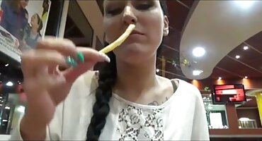 ആഡംബര ബ്രൂണെ കാസ്റ്റിംഗിൽ വലിയ മുലകൾ കൊണ്ട് ഒരു ബ്ളോഗ് കൊടുത്തു