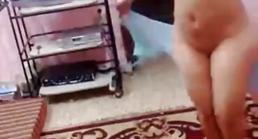 ഉയരമുള്ളയാൾ ലിവിംഗ് റൂമിൽ സോഫയിൽ യുവ വേലക്കാരിയുമായി ലൈംഗികബന്ധത്തിലേർപ്പെട്ടു