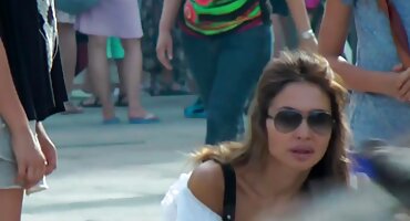 മസാജ് സോഫയിൽ യുവ പെൺകുട്ടി സമനിരപ്പുണ്ടാക്കുക