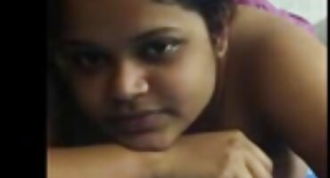 സുന്ദരിയായ ഒരു കൊഴുത്ത റഷ്യൻ അമ്മയെ ആക്രമിക്കുന്നവൻ പ്രവേശന കവാടത്തിൽ