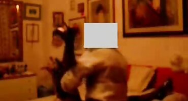 ഗംഭീര ബ്ലൊഗ് അവളുടെ കഴുത്തിൽ ഒരു വലിയ കോഴി ആസ്വദിക്കുന്നു