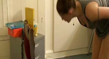 പുരുഷൻ പക്വതയുള്ള സ്ത്രീയുടെ യോനിയിൽ കോഴി നിറച്ച് കഠിനമായി നശിപ്പിച്ചു