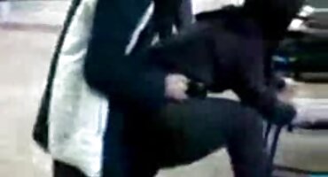 ഒരു പയ്യനെ പിടിച്ചതിനുശേഷം, സ്റ്റെപ്മോം അവനെ ഒരു കോഴി തരും